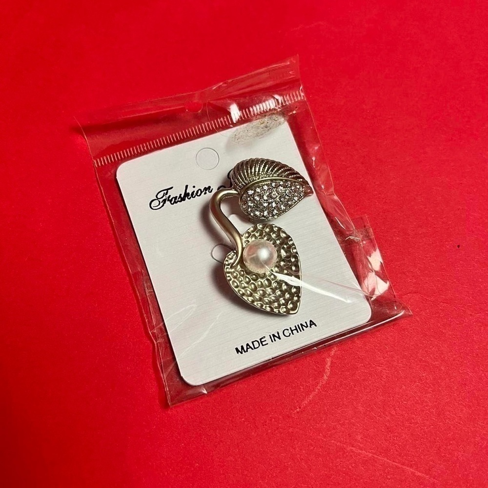 Sparkly silver leaf broach with pearl 🤍🤍​​​​​​​​​​​​​​​​​​​​​​​